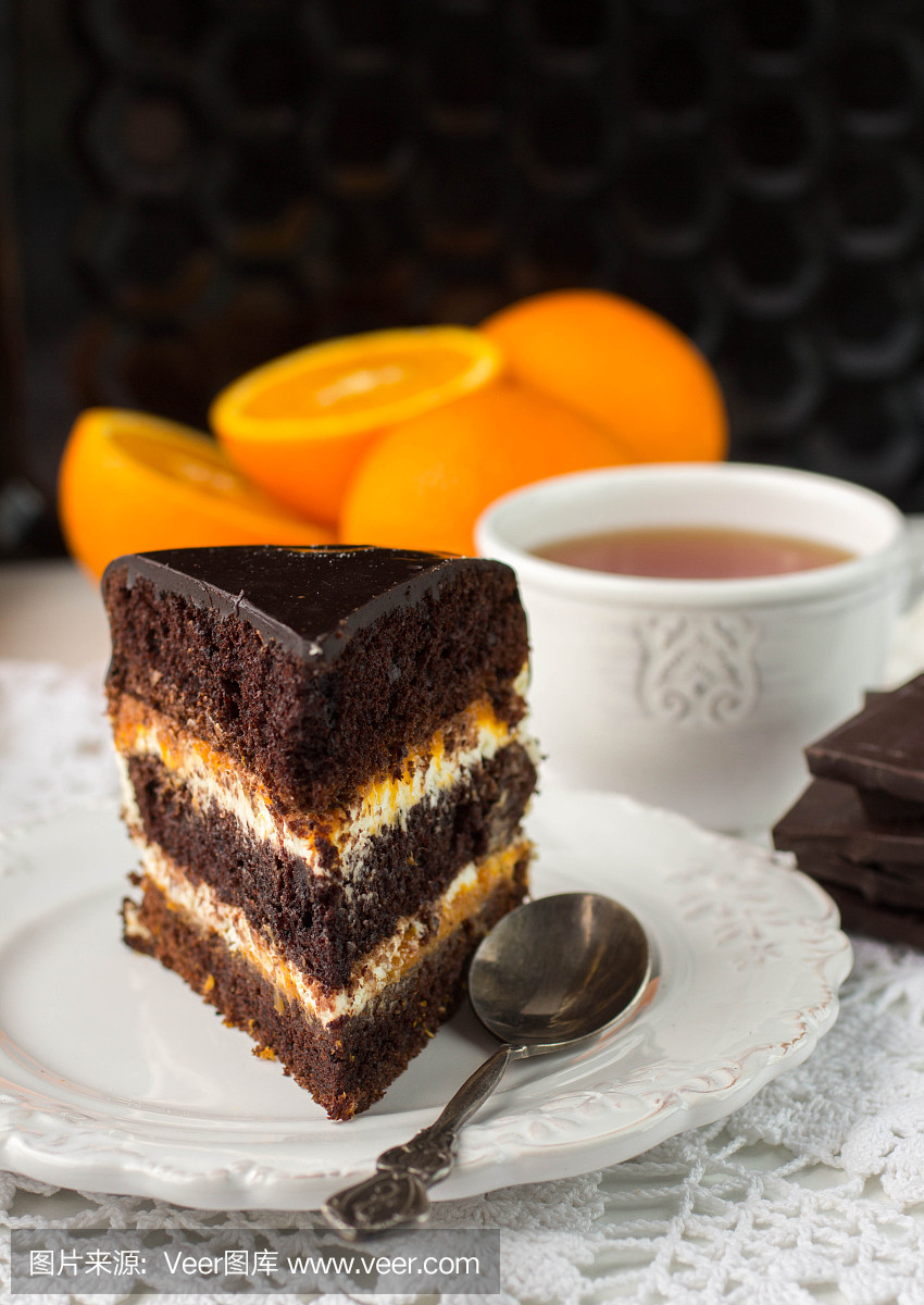美味的巧克力蛋糕配奶油和水果